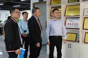 热烈欢迎市政府秘书长林兢一行莅临广发在线平台（中国）集团广西公司考察指导
